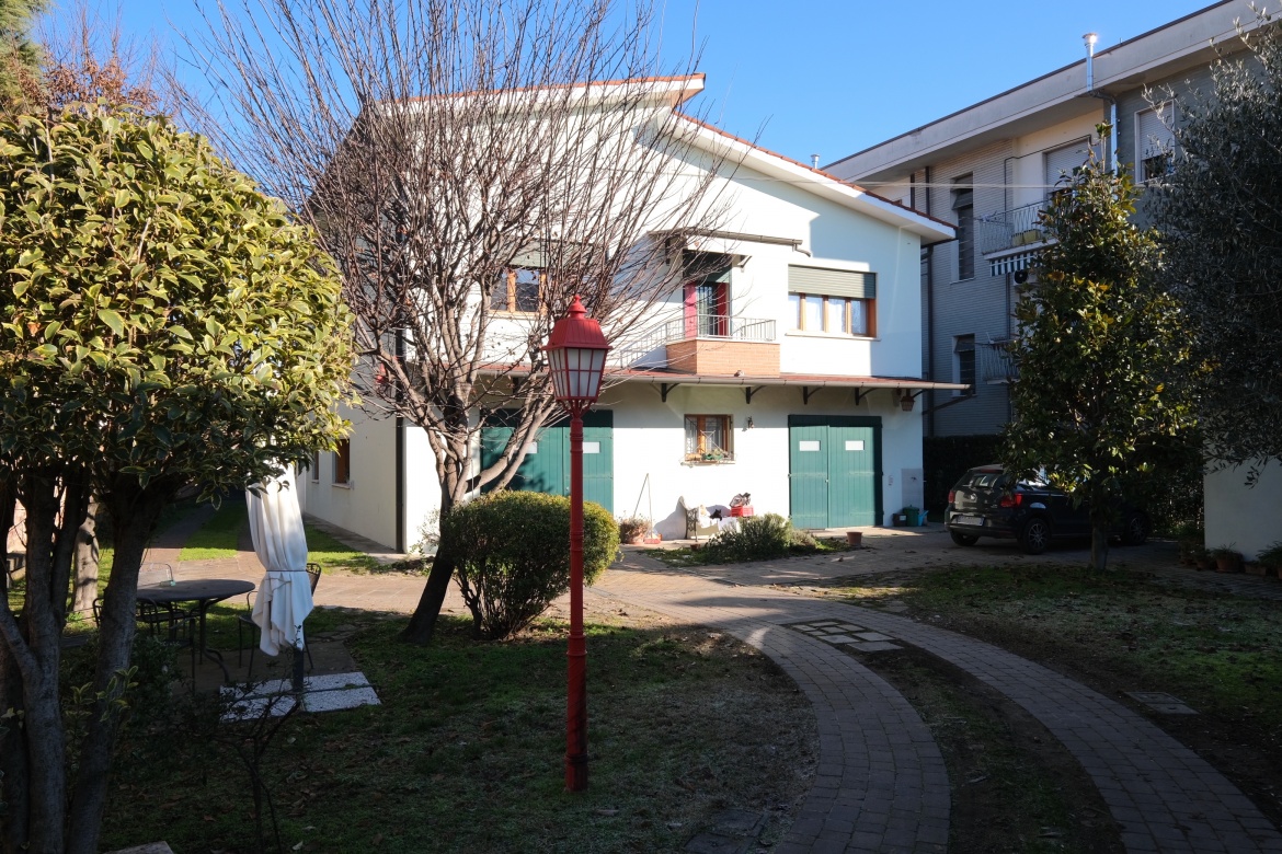 villa-singola-centro-este-con-giardino-e-garage-doppio