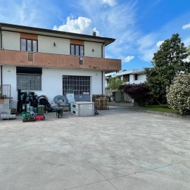 Casa Bifamiliare a Villa Estense con tre camere da letto garage magazzino giardino privato